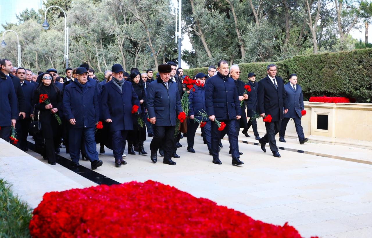 The collectives of the Azerbaijan Trade Unions Confederation and member organizations visit the Alley of Martyrs